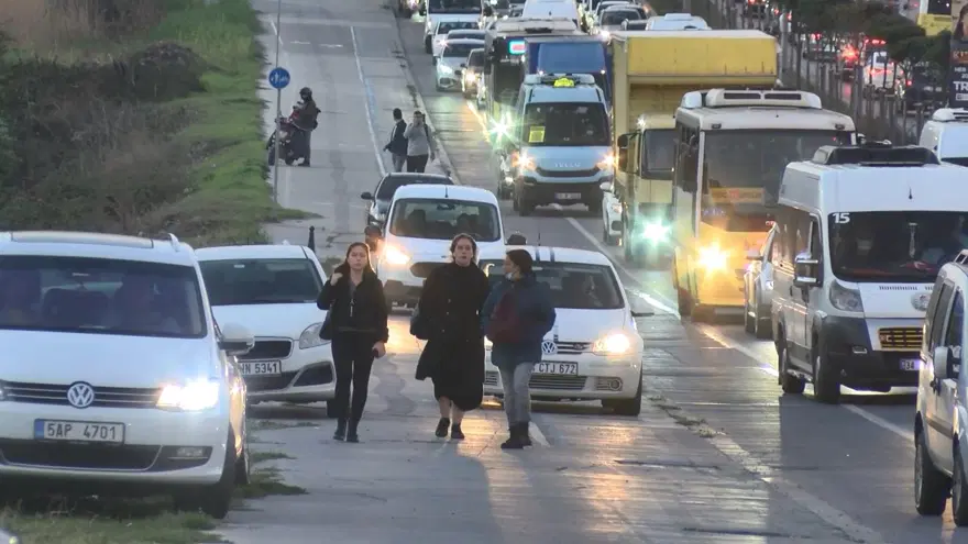 Trafikten kaçmak için kaldırımı üçüncü şerit yaptılar 7 Trafikten kaçmak için kaldırımı üçüncü şerit yaptılar 7