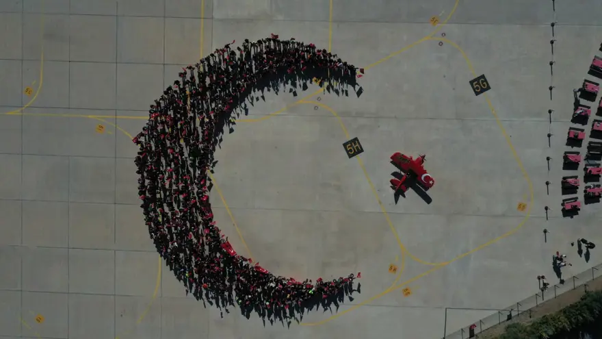 Türkiye'nin tek sivil akrobasi pilotundan cumhuriyetin 101. yaşına özel uçuş 1