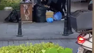 Kağıthane'de tekme tokat dayak: Çöplerin üzerinde dövmeye devam ettiler