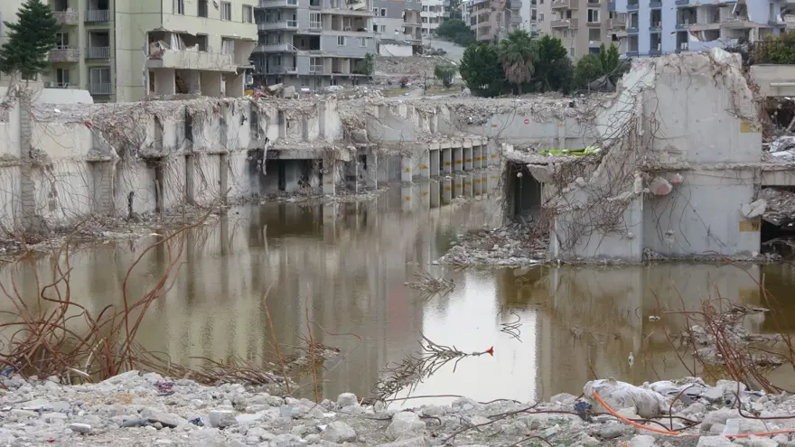 Yüzlerce kişiye mezar olan Rönesans Rezidans'ın enkazı suyla doldu 8