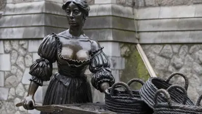 İrlanda dekolteli heykeli korumaya çalışıyor: "Turistler göğüslerine dokunuyor"