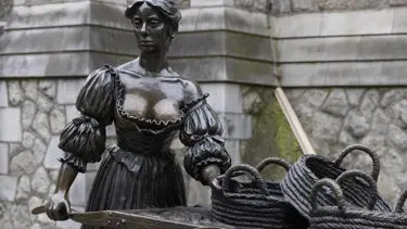 İrlanda dekolteli heykeli korumaya çalışıyor: "Turistler göğüslerine dokunuyor"