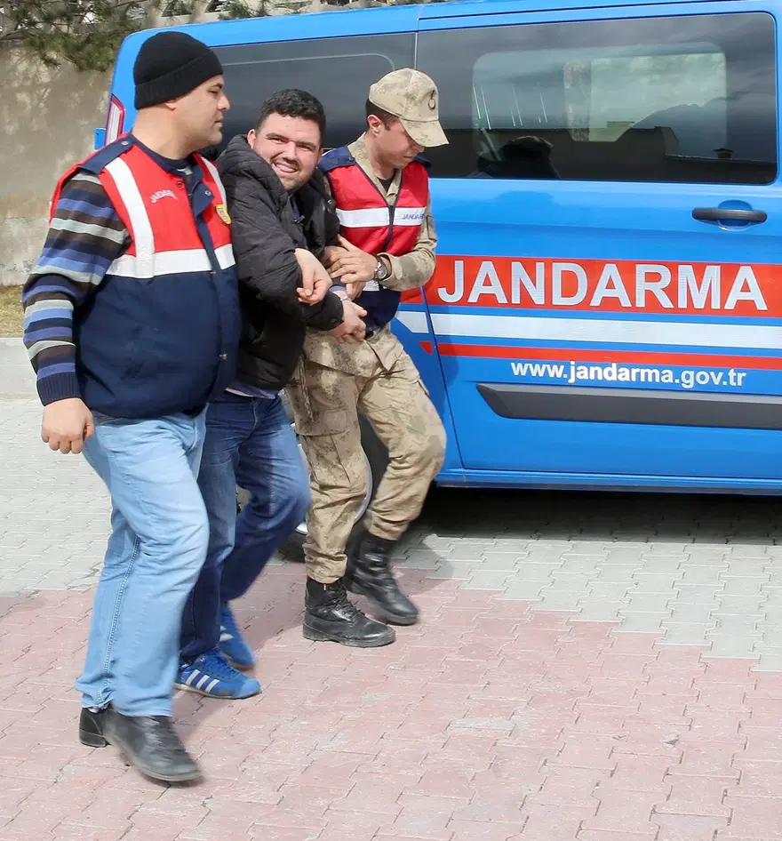 Erzincan'da bir otobüste 165 kaçak göçmen 11