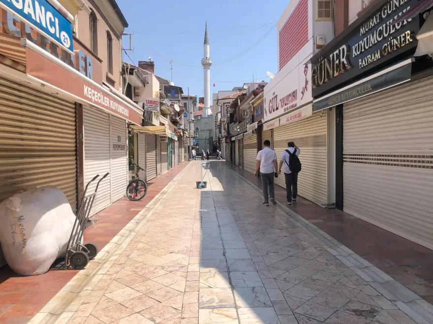 Aşırı sıcaklar dışarı çıkmaya engel oldu: Kent merkezi bomboş kaldı 2 Aşırı sıcaklar dışarı çıkmaya engel oldu: Kent merkezi bomboş kaldı 2