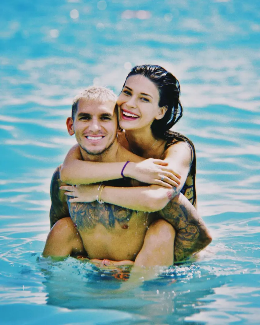 Galatasaraylı Lucas Torreira ile Devrim Özkan'dan aşk pozu 3