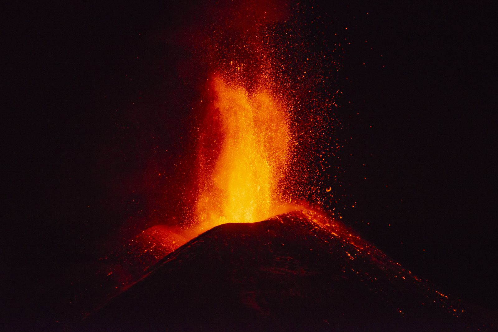 Etna Yanardağı yeniden alevlendi
