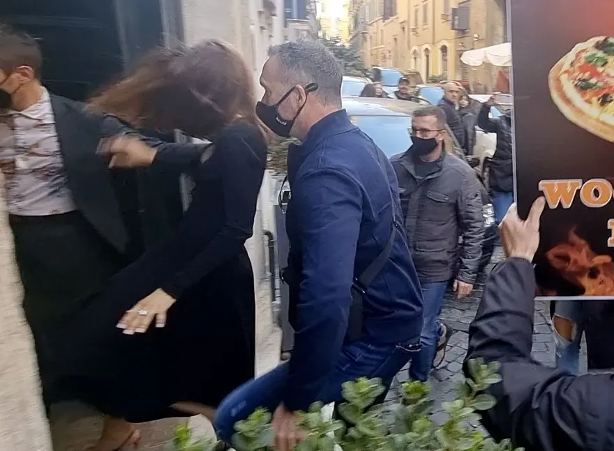 Zendaya paparazzilerden kaçarken yere düştü 8