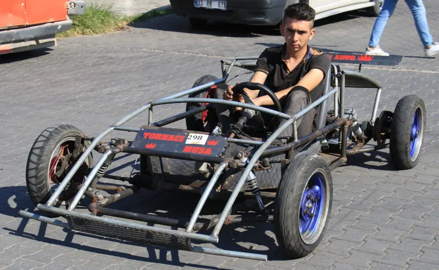 Hayalini gerçekleştirdi, kendi arabasını yaptı 8