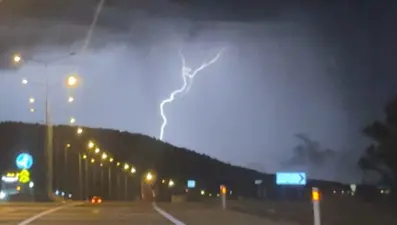 Bolu’da şimşekler geceyi aydınlattı