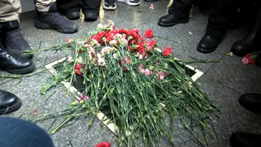 Sebat Apartmanı önünde Dink için karanfilli protesto