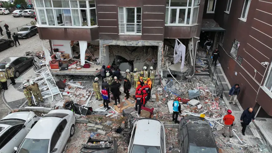 İstanbul'da 14 katlı binada patlama: 1 can kaybı, 3 yaralı 24