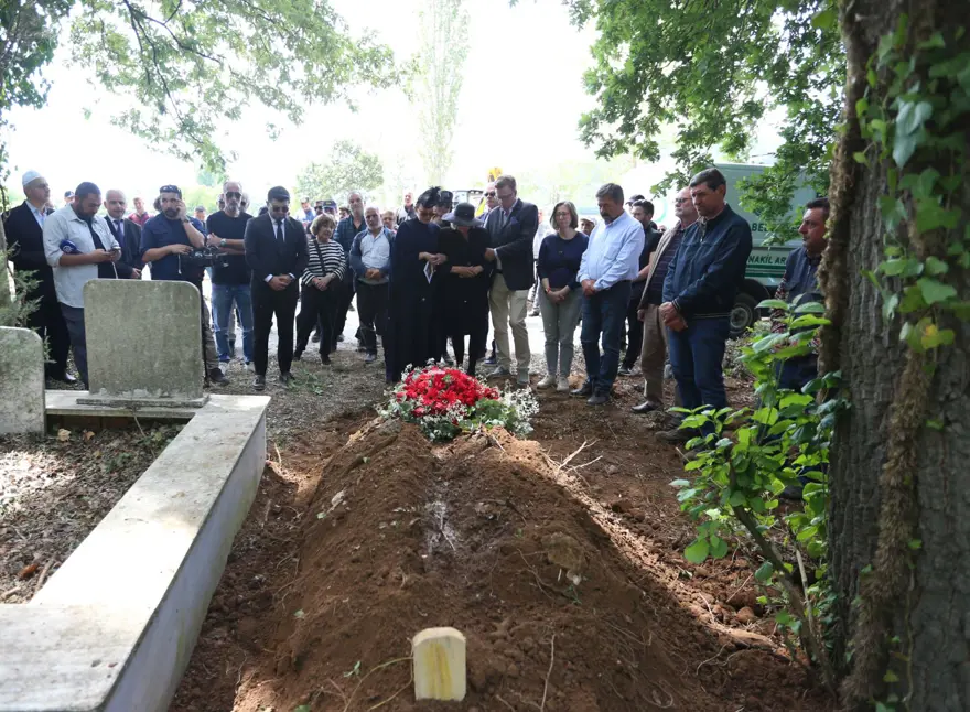 Korhan Berzeg için cenaze töreni: Kemikleri toprağa verildi 3