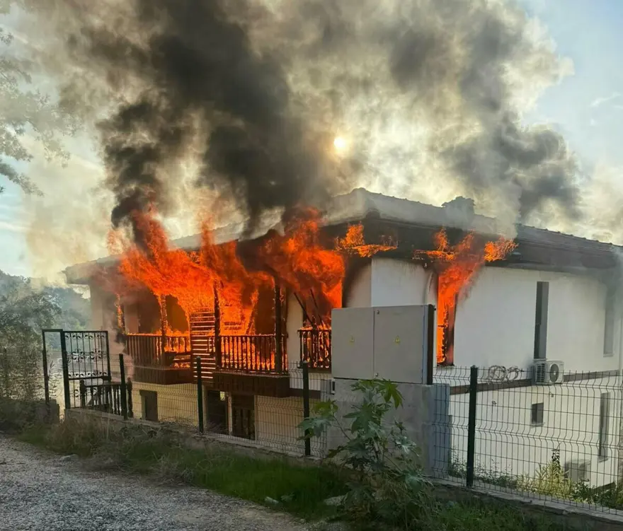 Muğla Gökova'yı birbirine katan saldırgan vuruldu: Evleri ateşe verdi, jandarmaları bıçakladı Muğla Gökova'yı birbirine katan saldırgan vuruldu: Evleri ateşe verdi, jandarmaları bıçakladı