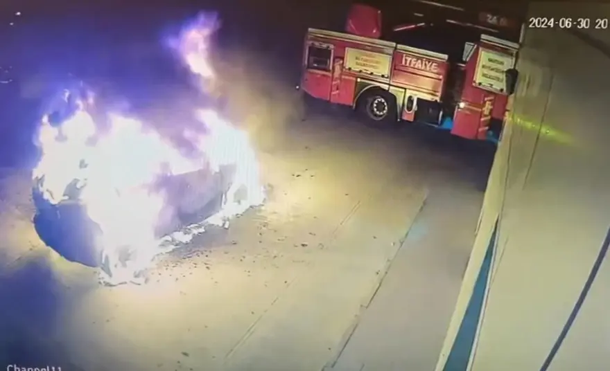 Akaryakıtistasyonunda panik anları: Bir anda alev aldı 3 Akaryakıtistasyonunda panik anları: Bir anda alev aldı 3