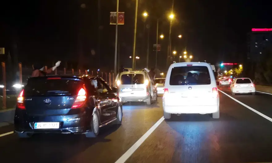 Yasağa rağmen düğün konvoyu yapıp, trafiği birbirine kattılar 4 Yasağa rağmen düğün konvoyu yapıp, trafiği birbirine kattılar 4