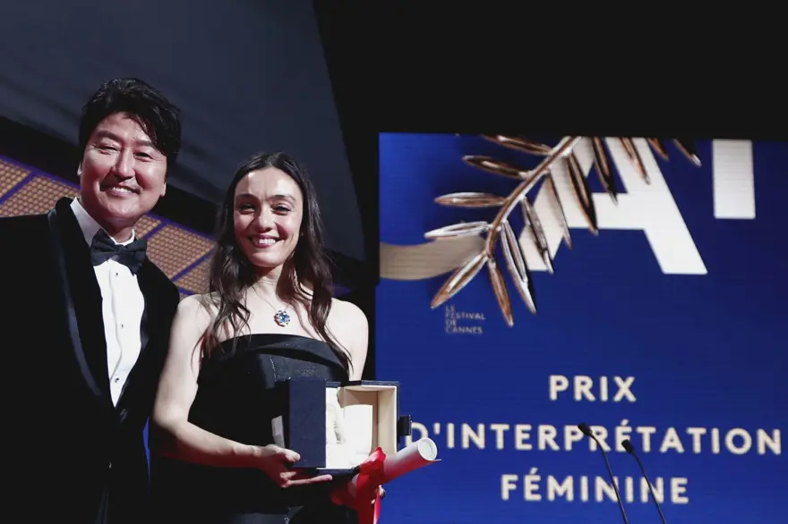 Merve Dizdar Cannes Film Festivali'nde en iyi kadın oyuncu ödülünü aldı 25