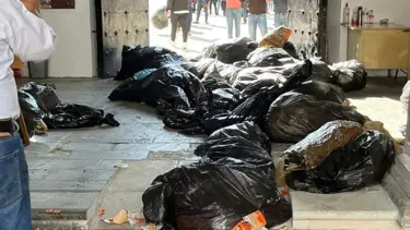 Meksika'da temizlik işçilerinden protesto: Belediye binasını çöple doldurdular
