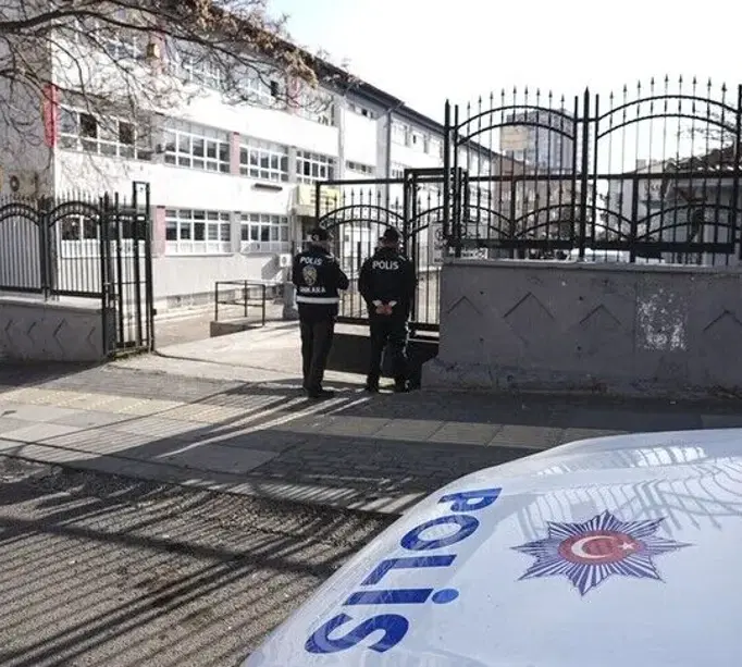 Okullarda yeni güvenlik önlemleri. 30 bin kişi işe alınacakOkullarda üst seviyeye çıkarılan güvenlik önlemlerine bir yenisi daha eklendi. Bakanlıklar arasında imzalanan protokolle 30 bin güvenlik personelinin işe alınacağı öğrenildi. Başvuruların İŞKUR üzerinden yapılacağı ifade edildi.