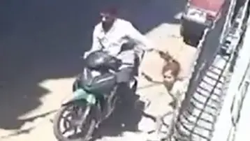 7 yaşındaki kızına defalarca tokat atıp, saçından sürükledi