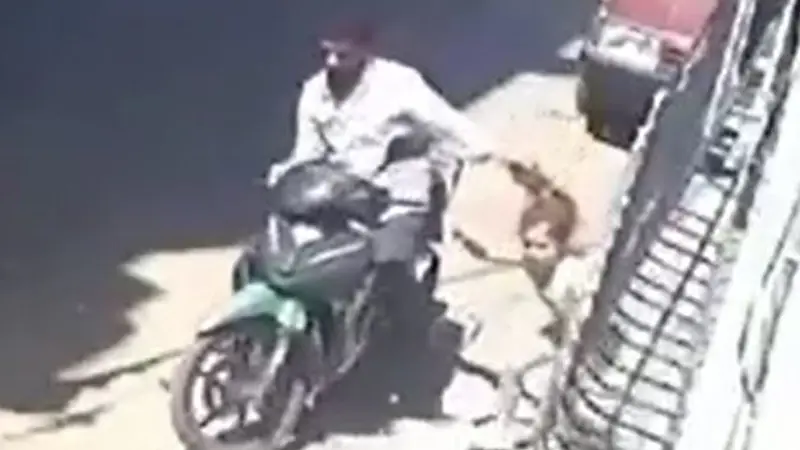 7 yaşındaki kızına defalarca tokatlayıp, saçından sürükledi