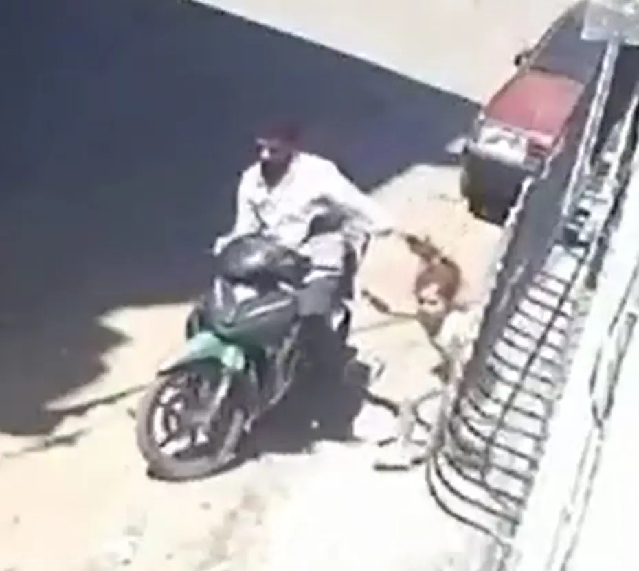 7 yaşındaki kızına defalarca tokat atıp, saçından sürükledi