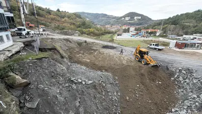 Çöken alan 40 bin metreküp toprakla dolduruluyor