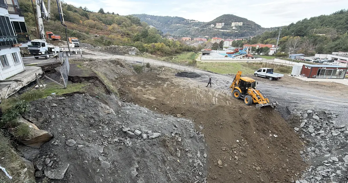 Çöken alan 40 bin metreküp toprakla dolduruluyor