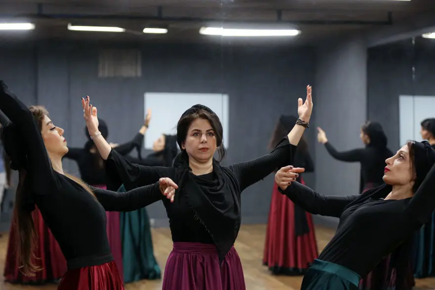 İranlı kadın dansçıların en büyük arzusu halka açık performans sergilemek 11