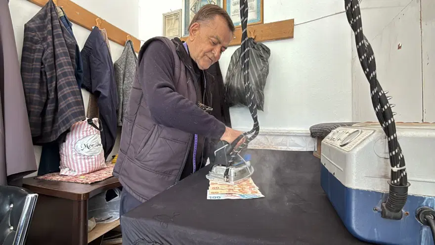 47 yıllık terzi Ahmet'ten ilginç hareket: Aldığı ve verdiği tüm paraları ütülüyor 2 47 yıllık terzi Ahmet'ten ilginç hareket: Aldığı ve verdiği tüm paraları ütülüyor 2