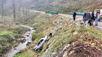 Otomobil dere yatağına uçtu: 4 yaralı
