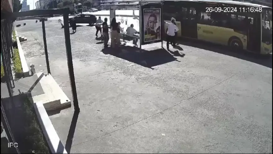 İstanbul'da otomobil durağa daldı 1 İstanbul'da otomobil durağa daldı 1