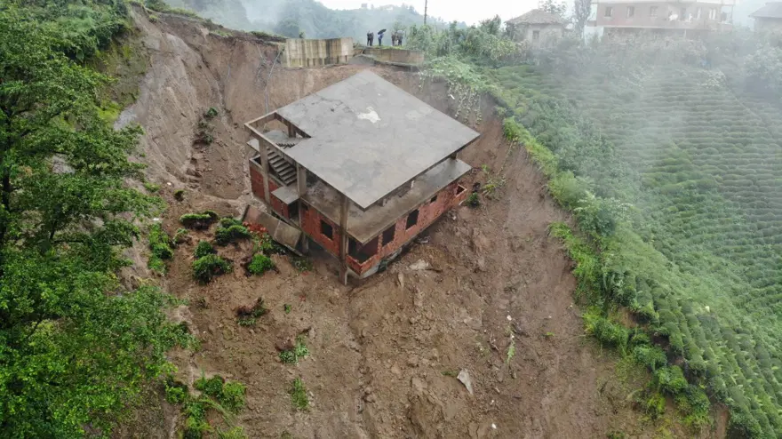 Rize'de 3 katlı bina heyelanda sürüklendi 8 Rize'de 3 katlı bina heyelanda sürüklendi 8