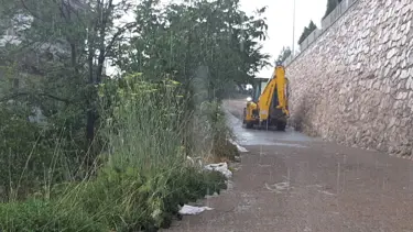 Bolu'da aniden bastıran sağanak hayatı olumsuz etkiledi