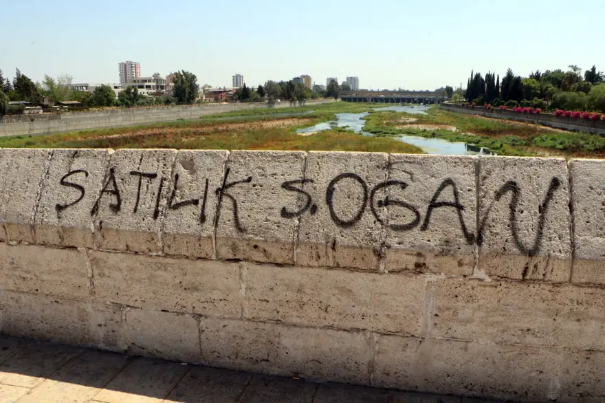 16 asırlık Taşköprü'nün sprey boya çilesi bitmiyor 5