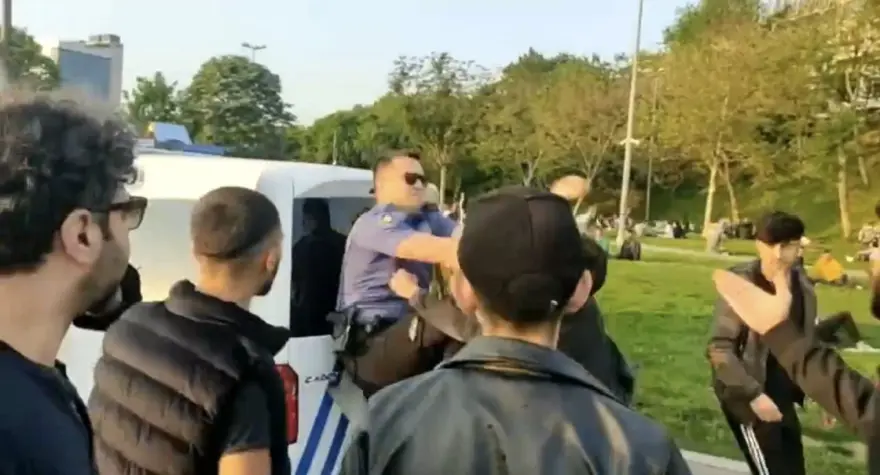 Kadıköy'de polise saldıran 4 kişi gözaltına alındı 2 Kadıköy'de polise saldıran 4 kişi gözaltına alındı 2