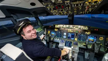 İngiltere'de bir adam evinin garajını Boeing 737 simülatörüne çevirdi