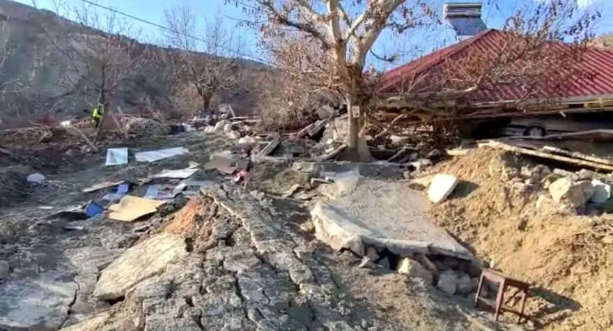 Depremin vurduğu mezrayı bu sefer de heyelan yuttu 2