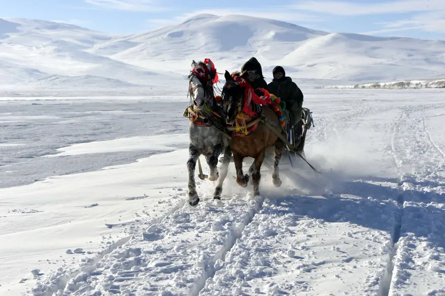 Donan Çıldır Gölü'nde balık tutuyorlar 1