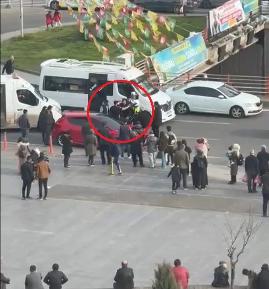 Trafikte dehşet saçtı: Polislerin üzerine sürdü, yaşlı adama çarptı Trafikte dehşet saçtı: Polislerin üzerine sürdü, yaşlı adama çarptı