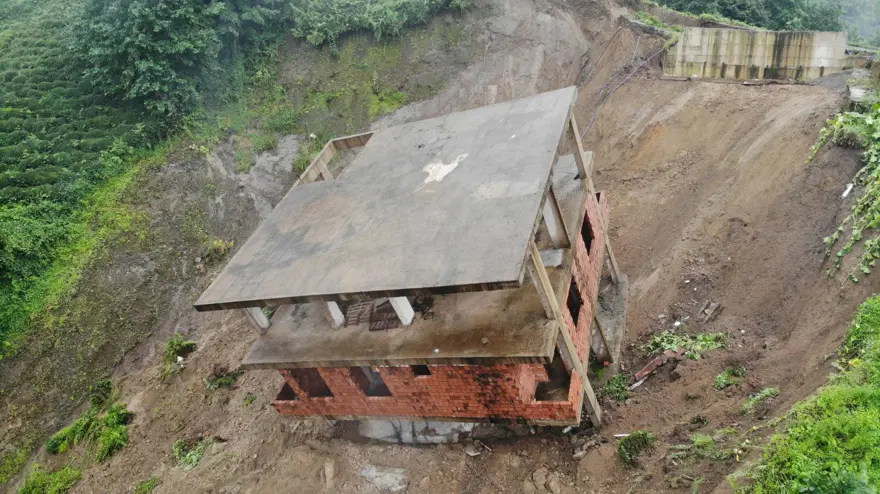 Rize'de 3 katlı bina heyelanda sürüklendi 7 Rize'de 3 katlı bina heyelanda sürüklendi 7
