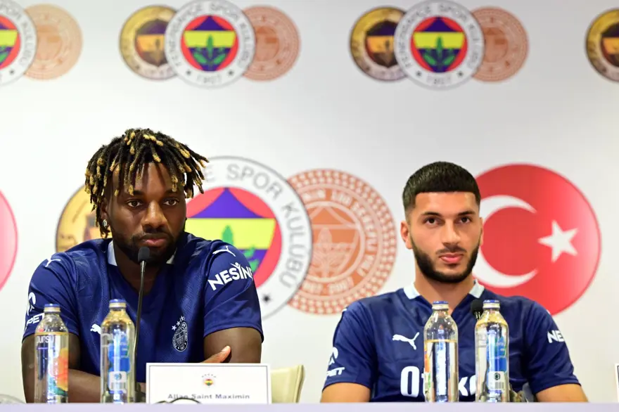 Fenerbahçe'de 5'i yeni transfer, 7 futbolcu için imza töreni düzenlendi 22 Fenerbahçe'de 5'i yeni transfer, 7 futbolcu için imza töreni düzenlendi 22