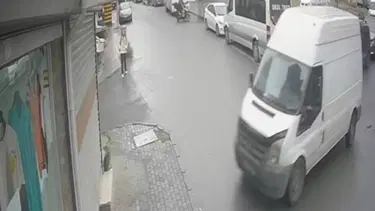 Avcılar'da freni boşalan panelvan dükkana daldı