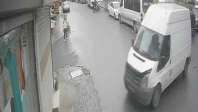Avcılar'da freni boşalan panelvan dükkana daldı