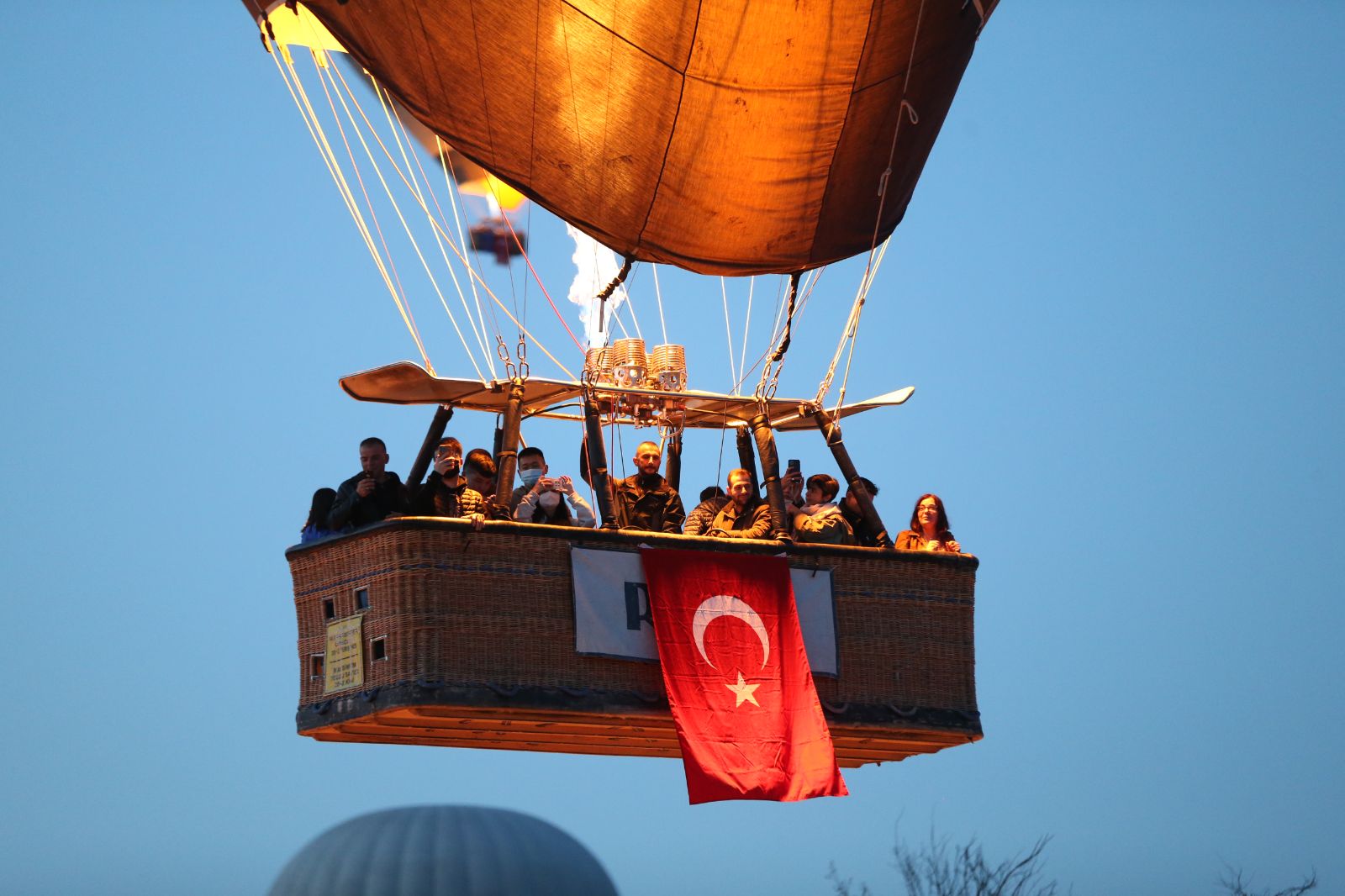 Kapadokya'da balonlar Türk bayrakları ile uçtu