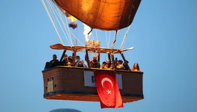 Kapadokya'da balonlar Türk bayrakları ile uçtu