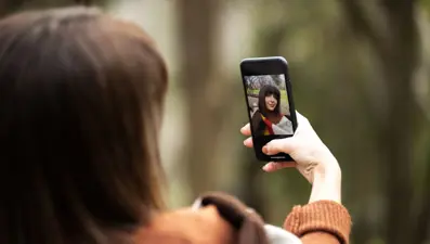 Beğeni beklentisinin psikolojik maliyeti: En çok genç kızlar etkileniyor