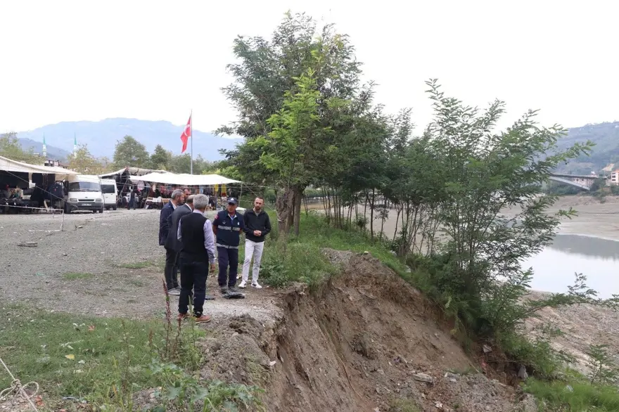 Barajdaki su seviyesi düştü: Kıyıda çatlaklar oluştu 3 Barajdaki su seviyesi düştü: Kıyıda çatlaklar oluştu 3