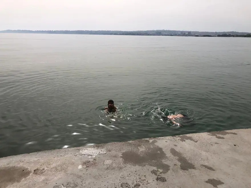 Büyükçekmece Sahili'nde yasağa rağmen denize girdiler 2
