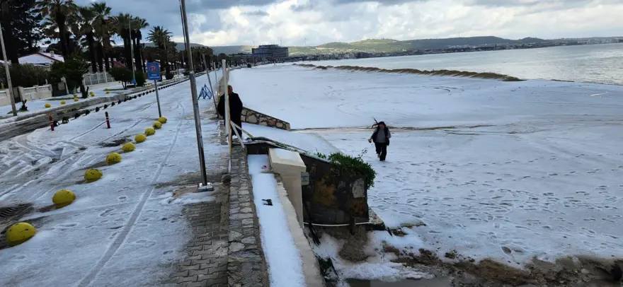 Dolunun etkili olduğu Çeşme'de plajlar beyaza büründü 6