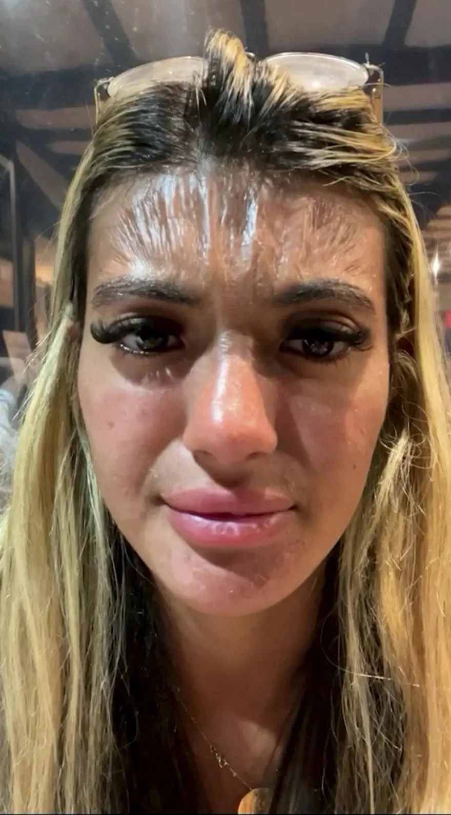 Uzmanlar güneş ışınlarına karşı uyardı: Havuz başında uyuyakalan kadın Star Trek karakterine benzetildi 1